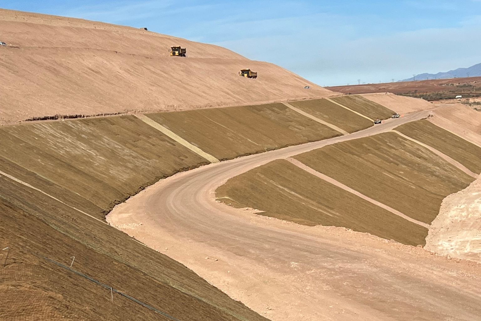 VISTA DE TRABAJOS DE CONSTRUCCION Y COLO MALLA